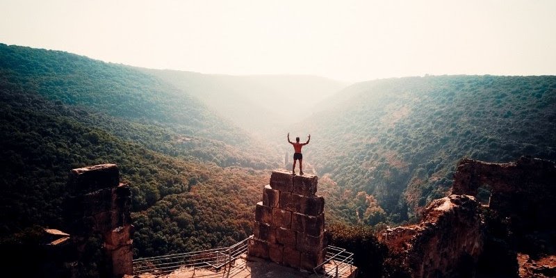 Impressing people VS being Impressive. Why excellence creates its own status